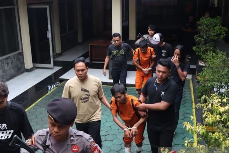 Personel Satreskrim Polres Sukabumi Kota saat menggiring dua pemuda yang diduga pelaku pembunuhan sopir taksi daring. 
