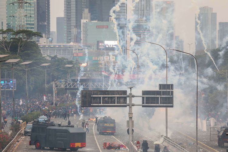 Polisi melontarkan gas air mata saat kericuhan dalam unjuk rasa di Depan Gedung DPR/MPR, Jalan Gatot Subroto, Senayan, Jakarta Pusat, Selasa (24/9/2019) petang.