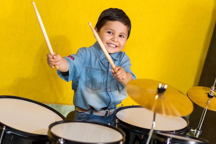 Dengan mengajak anak memainkan alat musik, bisa membantu menenangkan anak yang sedang tantrum.