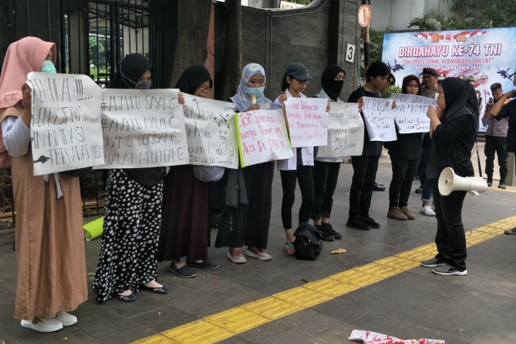 Sejumlah emak-emak menggelar aksi unjuk rasa di depan gedung Polda Metro Jaya, Jakarta Selatan, Minggu (13/10/2019). 