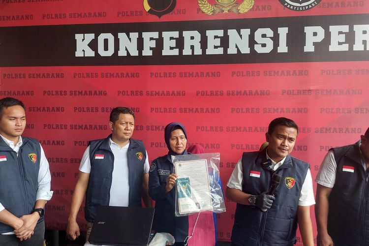 Anggota Polres Semarang menunjukkan barang bukti tindak pidana perdagangan orang
