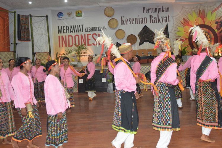 Menari danding Rombeng Rajong khas masyarakat Kecamatan Elar Selatan, Kabupaten Manggarai Timur, Flores, NTT, Rabu (12/12/2018) lalu di gedung MCC Ruteng. 