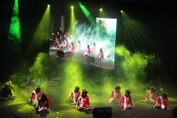 Tari Salonreng yang diciptakan sebagai tarian pemujaan arwah dewa dan leluhur.
