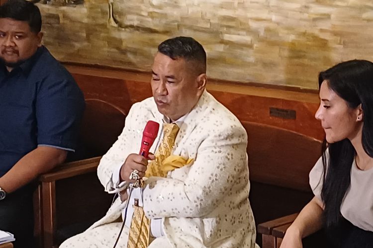 Kuasa hukum eks Mendikbudristek Nadiem Makarim, pengacara Hotman Paris melakukan jumpa pers terkait penahanan kliennya di kasus dugaan korupsi laptop Chromebook, di Cikini, Jakarta Pusat, Senin (8/9/2025).