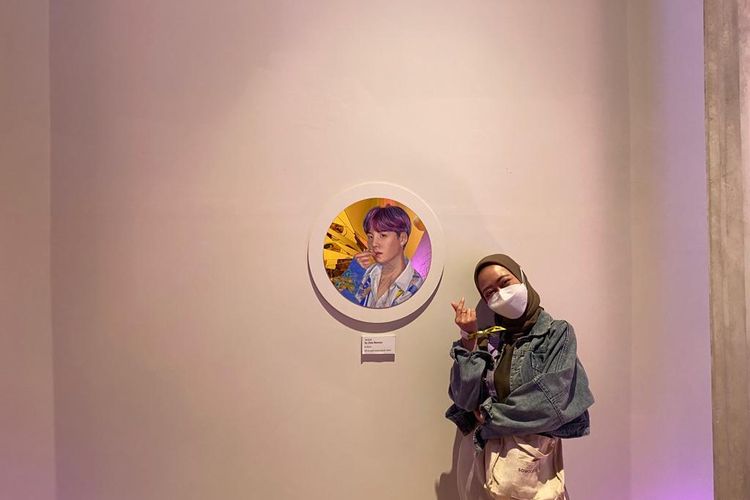 Pengunjung di Pameran seni REMEDY yang diadakan oleh Senyum ARMY untuk merayakan ulang tahun BTS dan ARMY yang ke-9, digelar pada 6 Juni - 4 Agustus 2022 di Plaza Indonesia, Jakarta Pusat.