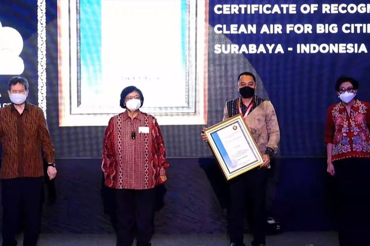 Kota Surabaya, Jawa Timur, berhasil meraih penghargaan ASEAN Environtmentally Sustainable City (ESC) kategori Udara Terbersih Kota Besar. Penghargaan itu diterima langsung Wali Kota Surabaya Eri Cahyadi du Jakarta, Kamis (21/10/2021).