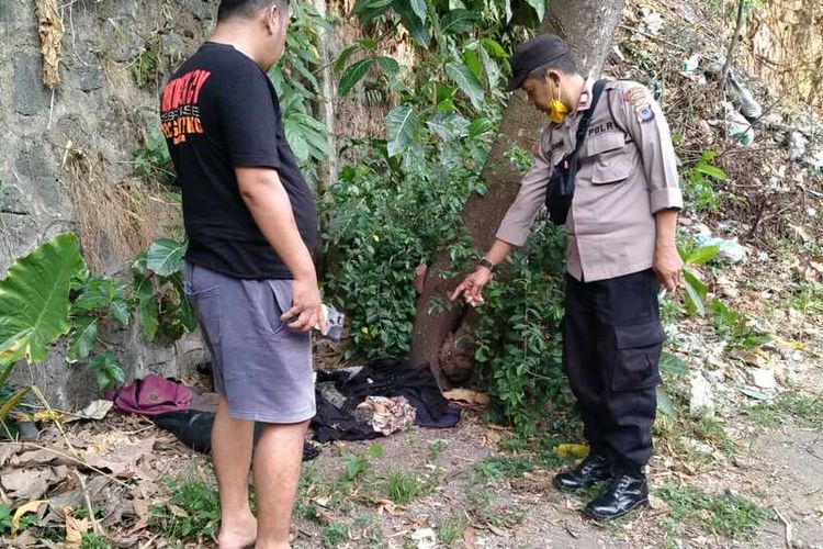 LOKASI: Polisi saat menunjukkan lokasi ditemukannya bungkusan berisi mayat bayi di Bantaran Sungai Winongo, Kota Yogyakarta, Minggu (29/9/2024)
