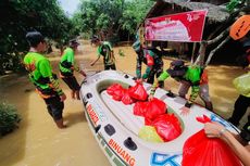 Banyak Korban Banjir Kalsel Bertahan di Rumah, Petugas Bagikan Nasi Bungkus