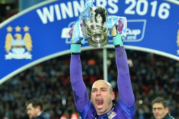 Ekspresi Willy Caballero saat mengangkat Piala Liga Inggris.