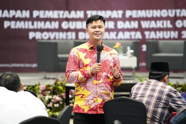 Ketua Divisi Data dan Informasi KPU Provinsi Jakarta Fahmi Zikrillah dalam rapat koordinasi persiapan pemetaan tempat pemungutan suara (TPS) untuk pelaksanaan Pemilihan Gubernur dan Wakil Gubernur (Pilgub dan Wagub) Provinsi Jakarta 2024 di Jakarta, Kamis,(23/5/2024).
