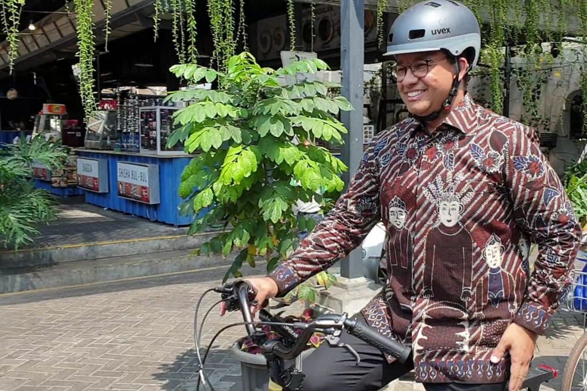 Gubernur DKI Jakarta Anies Baswedan bersepeda gunakan batik dari Balai Kota menuju Gajah Mada Food Street, Jakarta Barat, Rabu (2/10/2019)