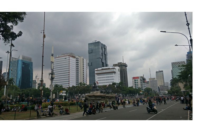 Pendemo lempar petasan ke arah aparat di kawasan Patung Kuda, Jalan Merdeka Barat, Jakarta Pusat, Selasa (20/10/2020).