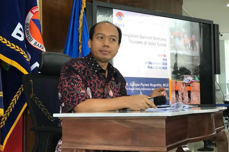 Kepala Pusat Data Informasi dan Humas Badan Nasional Penanggulangan Bencana (BNPB), Sutopo Purwo Nugroho, saat konferensi pers di Graha BNPB, Jakarta Timur, Rabu (26/12/2018). 