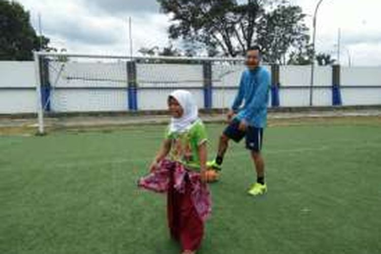 Pemain Persib Shohei Matsunaga saat bermain bersama anak kecil di Lapangan Sidolig,  Bandung, Jumat (13/1/2017). KOMPAS.com/DENDI RAMDHANI