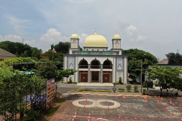Masjid Baitul Mu'min Polres Tuban, peraih peringkat 1 kategori masjid yang sehat dan bersih dalam ajang Masjid Award 2022 oleh PW DMI Jawa Timur.