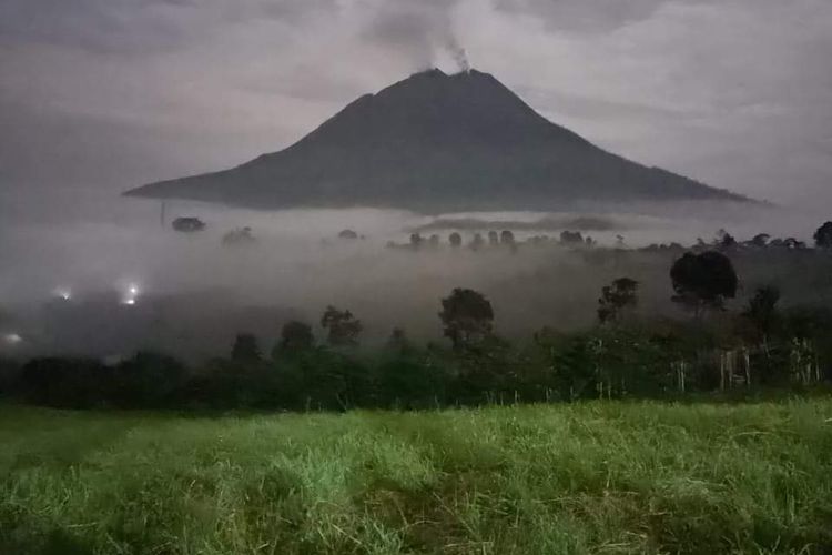 Pemandangan Gunung Sinabung dari Erdilo Coffee