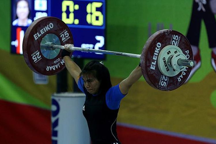 Atlet angkat besi Jawa Barat, Sri Wahyuni Agustiani bertanding dalam kelas 48 kg pada PON XIX/2016 di Stadion Gelora Sabilulungan Si Jalak Harupat, Bandung, Selasa (20/9/2016). Ia meraih emas dengan total angkatan 182 kg.