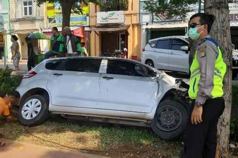 Sopir Mengantuk, Mobil Tercebur ke Selokan di Serpong