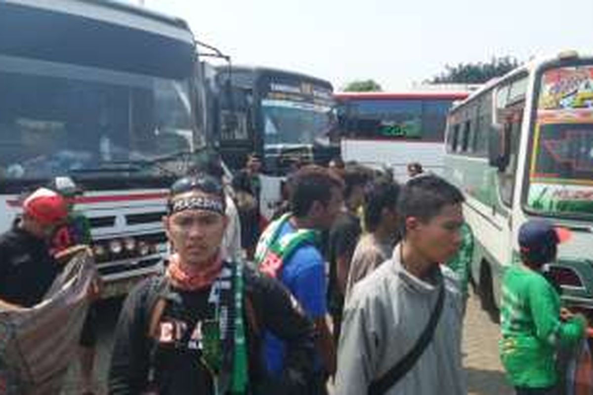 Selasa (2/8/2016), ratusan pendukung Persebaya Surabaya, Bonek tiba di Stadion Tugu, Jakarta Utara