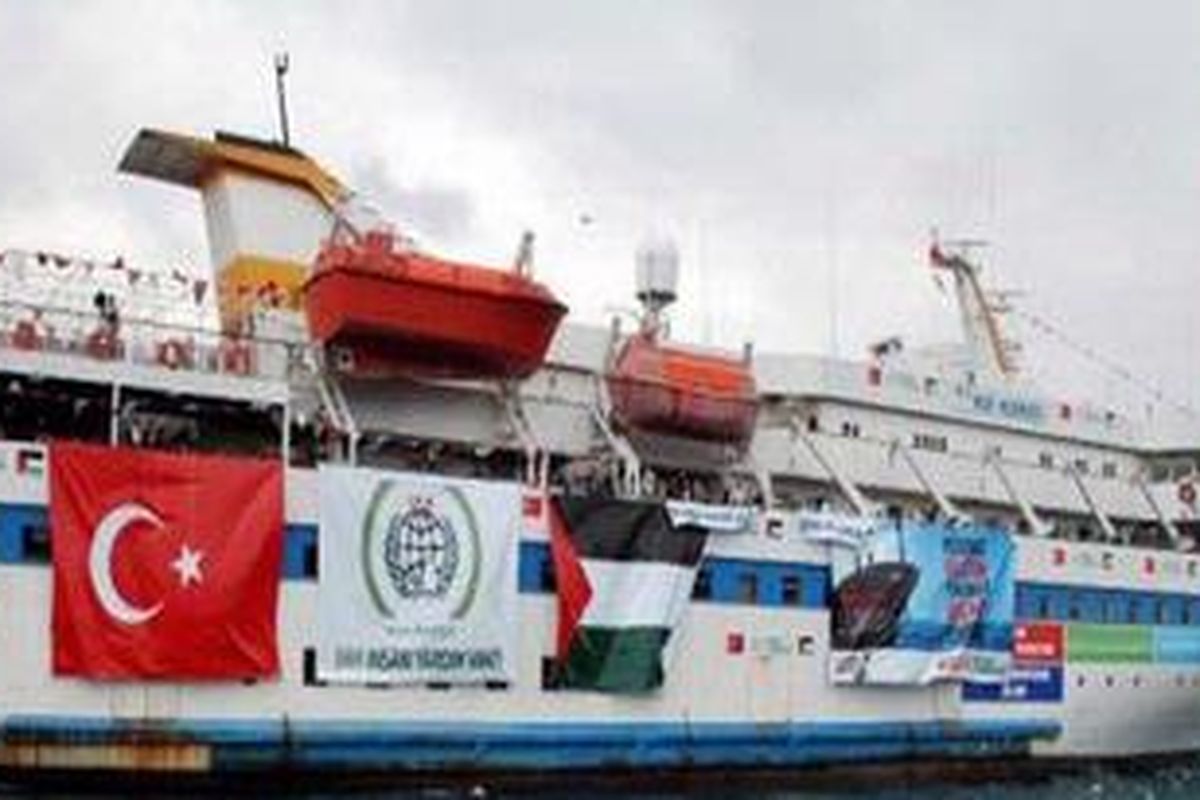 Salah satu kapal dari armada kapal bantuan kemanusian untuk Gaza yang berbendara Turki dan Palestina saat berlayar dari Turki tanggal 22 Mei 2010.