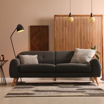 Ilustrasi ruang tamu dengan sofa warna hitam. 