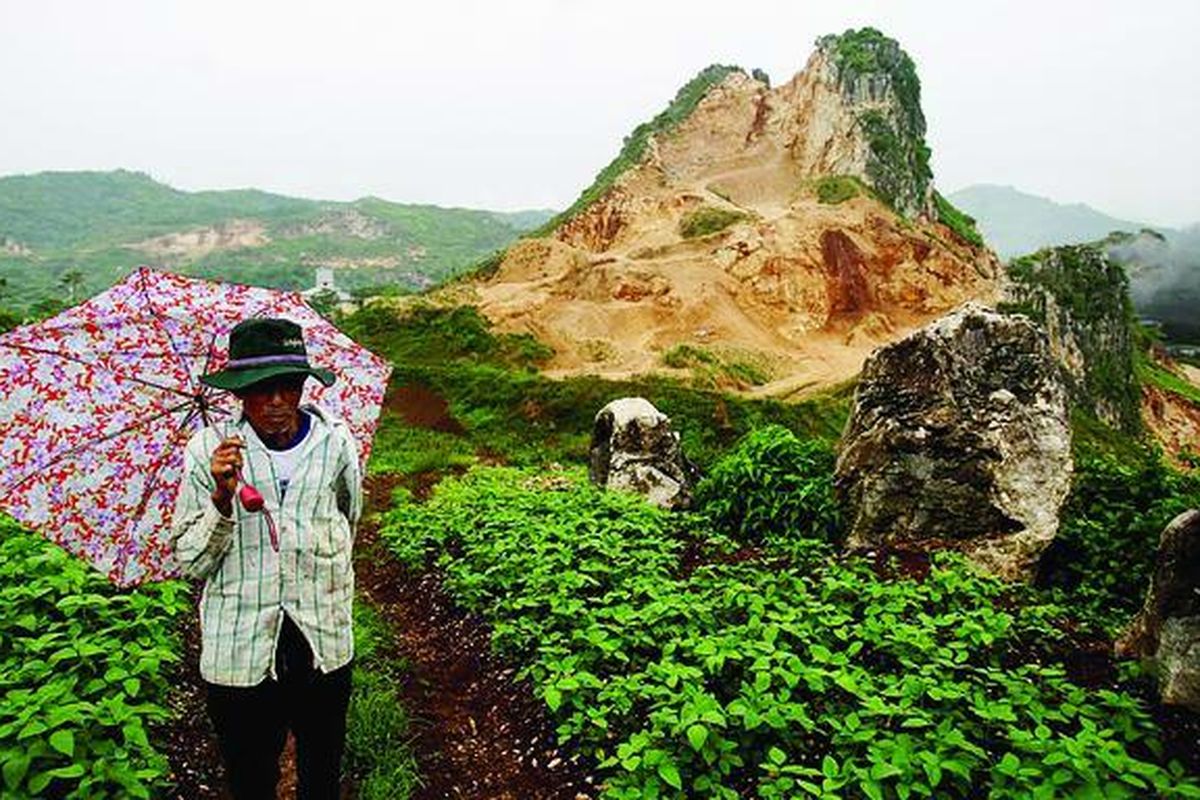 Kondisi kawasan karst Citatah rusak parah akibat eksploitasi besarbesaran untuk tambang kapur. Kondisi tersebut salah satunya terlihat di karst Gunung Masigit, Kabupaten Bandung Barat, Minggu (22/11). Padahal, kawasan ini memiliki ragam keunikan secara geologi, arkeologi, dan wisata.