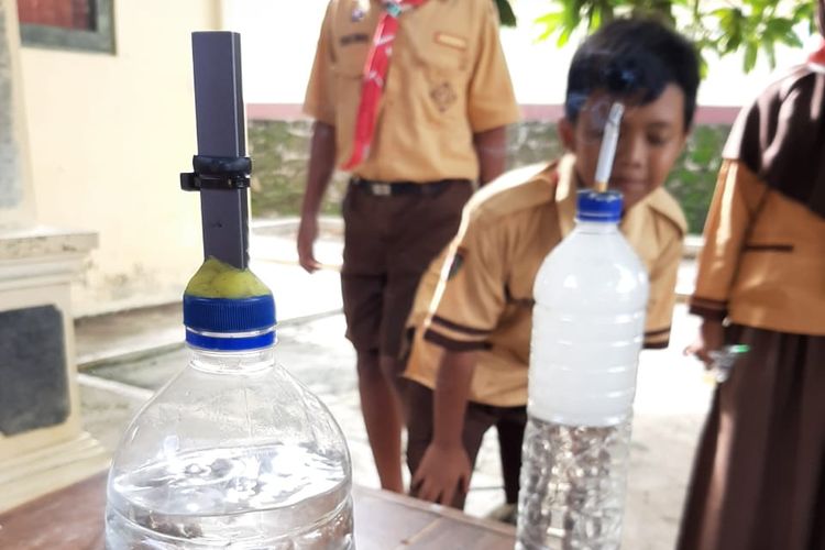 Siswa kelas V SDN 2 Pokoh Kidul, Wonogiri, Jawa Tengah sedang melakukan percobaan tentang uji bahaya bahaya asap rokok dan kandungan nikotin pada rokok elektrik dan rokok konvensional.