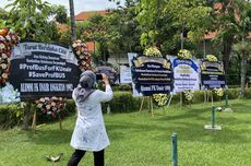 Karangan Bunga "Save Prof Budi Santoso" Berjajar di Kampus Unair