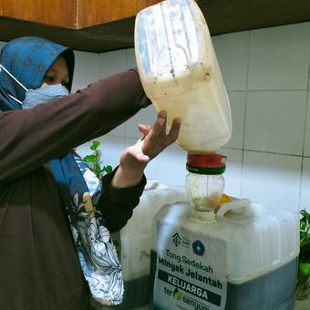 Cara Tepat Membuang Minyak Goreng Bekas, Bukan Ke Bak Cuci Piring