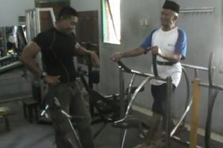 Mansyur saat berlatih fitness, Rabu (10/9/2014). 