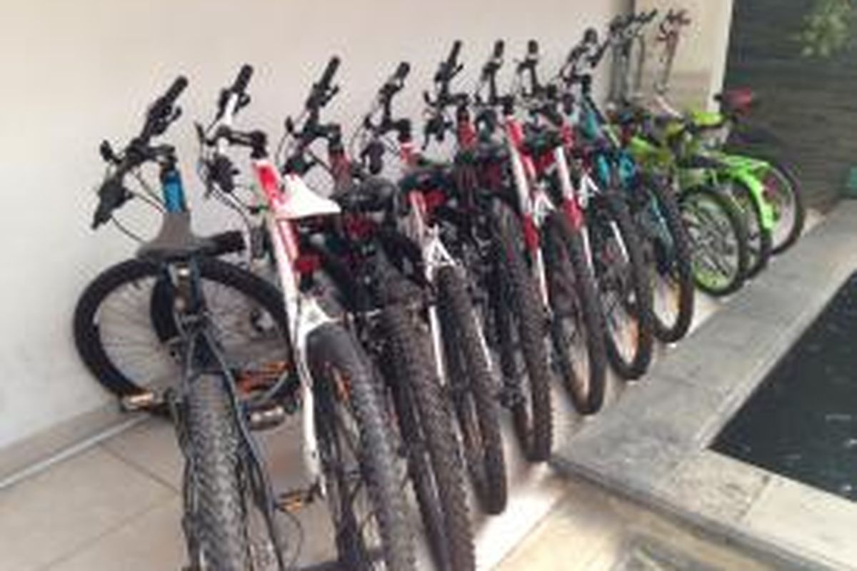 Belasan sepeda yang terparkir di rumah dinas Wakil Gubernur DKI Jakarta Djarot Saiful Hidayat di Kuningan, Jakarta Selatan, Jumat (17/7/215). 
