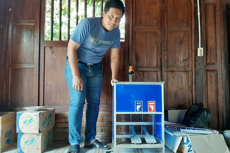 Agus Kholik saat menunjukan wastafel portable dengan sistem pedal. Sehingga pengguna tidak perlu menyentuk kran dengan tangan.