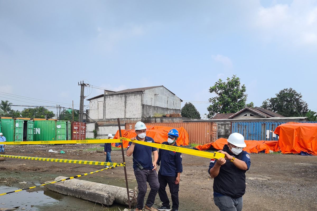 KLH menyegel tungku pembakaran perusahaan baja di Tangerang. 