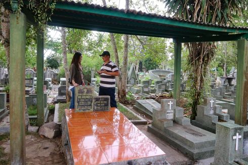 Berziarah ke Makam Sang Ratu Film Horor Suzzanna di Magelang
