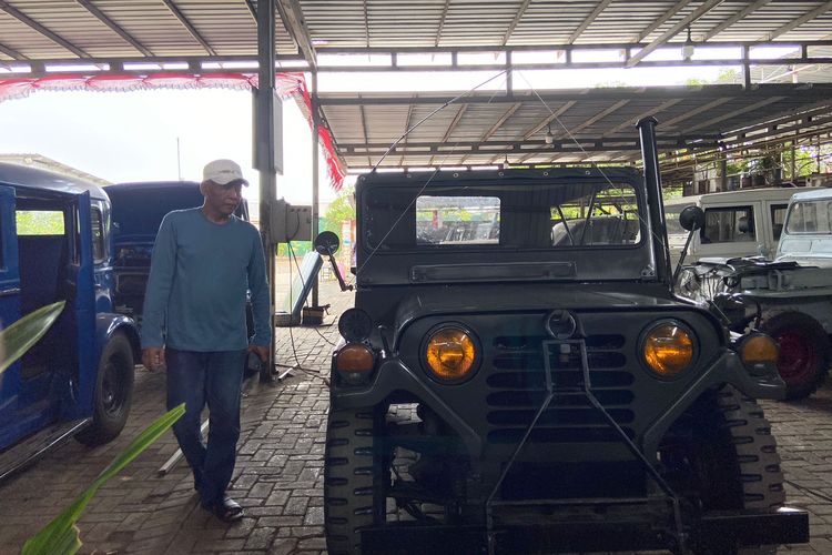 Iwan Setiawan (50) saat memantau pembuatan Jeep Willys