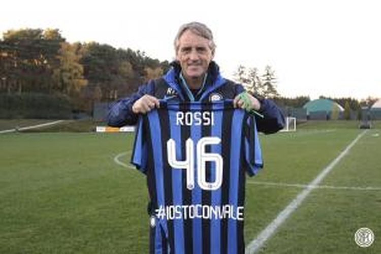 Pelatih Inter Milan, Roberto Mancini, membentangkan jersey dukungan untuk Valentino Rossi.