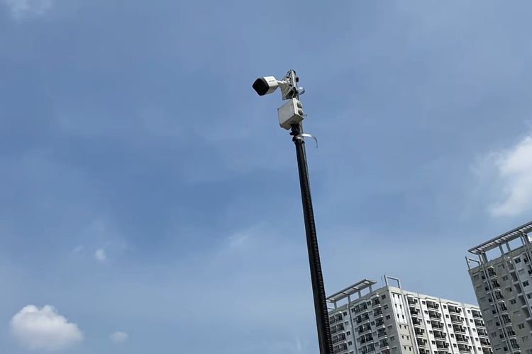 Salah satu CCTV yang terpasang di area atas JPO Cawang Kompor