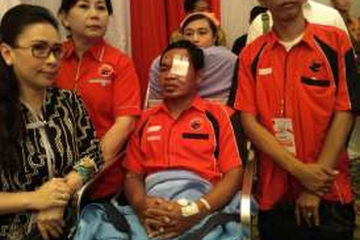 Wakil Ketua ranting PDI-P Jelambar Widodo, yang diduga menjadi korban pengeroyokan oleh Front Pembela Islam (FPI), hadir dalam HUT PDI-P ke-44 di Jakarta Convention Center, Jakarta Pusat, Selasa (10/1/2017).