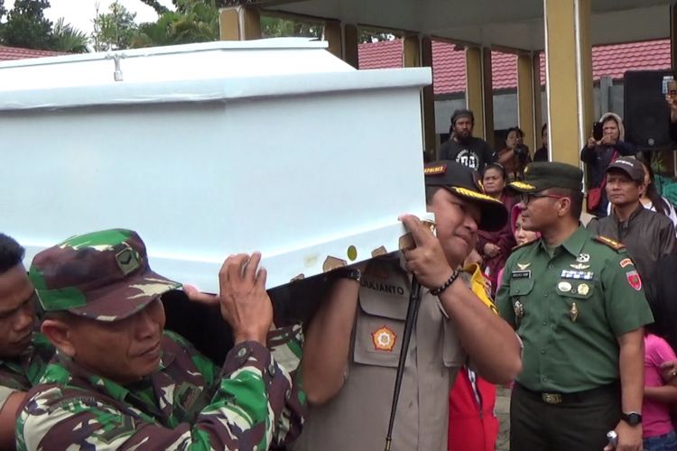 Jenazah dino Kondo tiba di halaman gedung badan pekerja sinode gereja toraja dan diangkat petugas TNI dan Polisi menuju rumah dukadi kelurahan Tampo, kecamatan Tallung Lipu, kabupaten Toraja Utara Sabtu (08/12/2018)