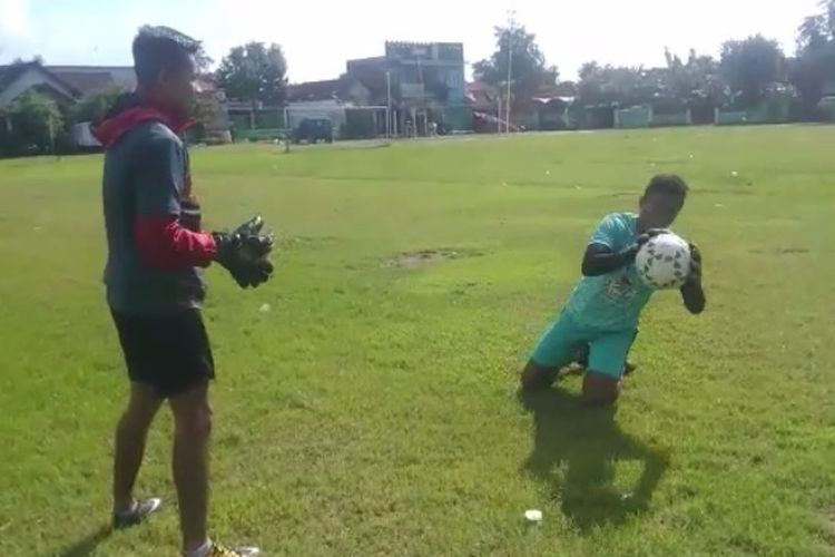 Penjaga gawang Persebaya Surabaya Angga Saputra latihan bersama keponakanya selama wabah virus corona yang semakin hari semakin mengkhawatirkan perkembangannya di Indonesia.
