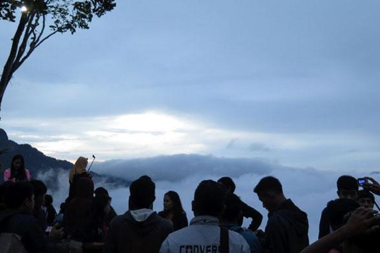 Lolai, sebuah desa di atas bukit di Kecamatan Kapala Pitu, Toraja Utara, kini jadi tujuan wisata baru di Toraja. Pemandangan pagi yang eksotis adalah saat gumpalan awan naik perlahan dari lembah. Foto diambil akhir Juli 2016.
