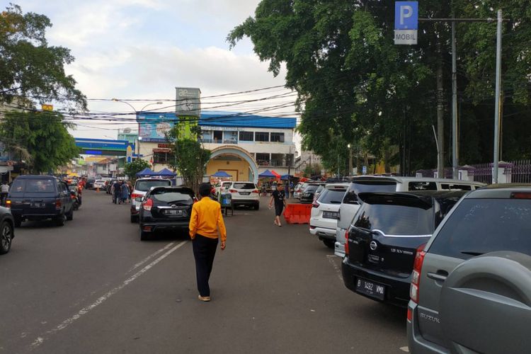 Area parkir mobil sebelum kawasan Pasar Lama.