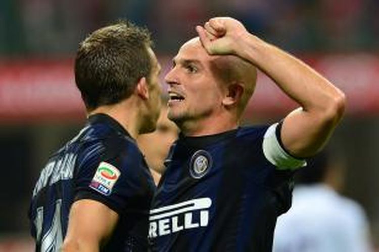 Gelandang Inter Milan asal Argentina Esteban Matias Cambiasso (kanan) melakukan selebrasi bersama kompatriotnya, Hugo Armando Campagnaro, usai Inter menang 2-1 atas Fiorentina dalam laga Serie-A di San Siro, Kamis (26/9/2013). Cambiasso cetak satu gol.