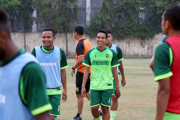 Pemain Persebaya Surabaya Oktafianus Fernando (kiri) dan Misbakus Solihin (tengah) latihan bersama di Lapangan Mapolda Jatim Surabaya, Jumat (01/11/2019) sore.