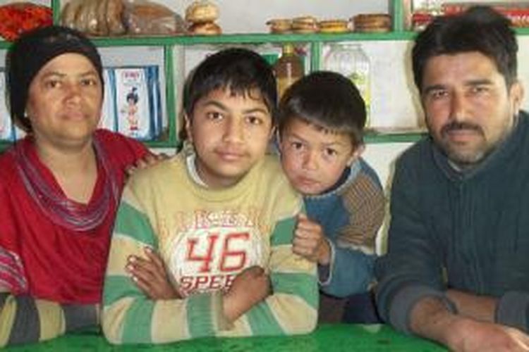 Keluarga Mohammad Ali yang menyenangkan, pemilik warung tempatku menginap di Drass, India.