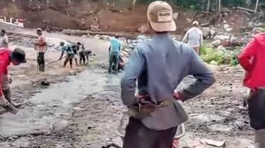 Keluhan Tidak Ditanggapi, Warga Bener Meriah Aceh Perbaiki Jembatan Wih Kanis Secara Swadaya