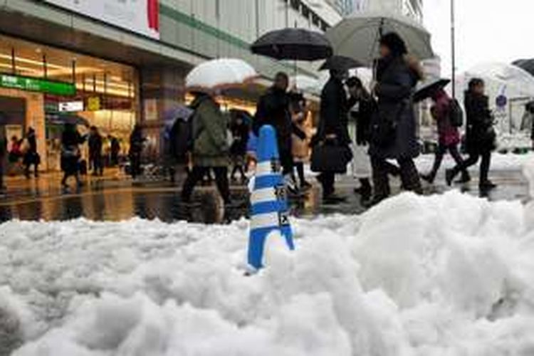 Salju menumpuk di Shinjuku Ward, Tokyo  pada 18 Januari 2016 lalu. Bagian tengah ibu kota diperkirakan akan mengalami hujan salju dalam 54 tahun terakhir pada 23 atau 24 November ini.