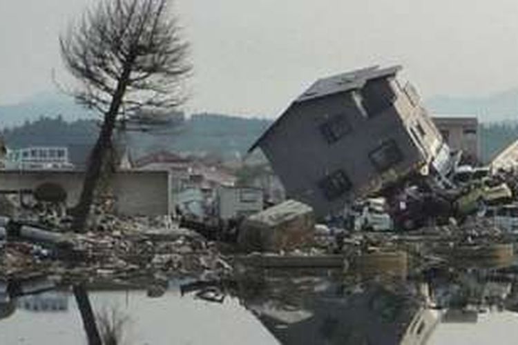 Gempa 9 skala Richter yang diikuti tsunami melanda Jepang pada 2011 dan mengakibatkan sedikitnya 18.000 orang tewas atau hilang.