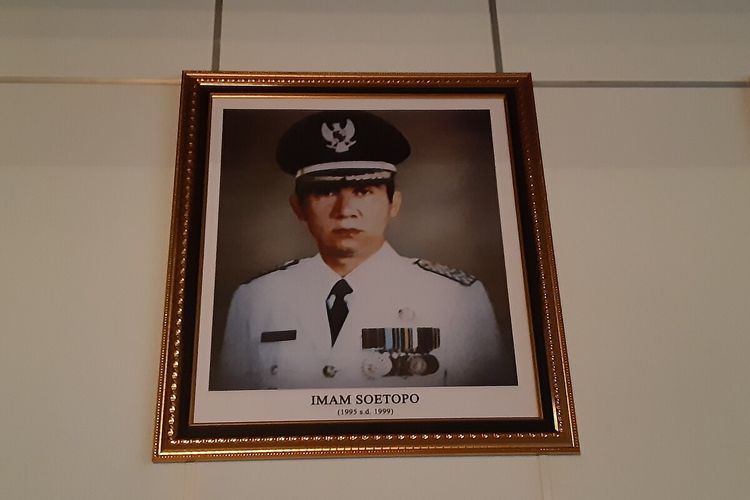 Wali Kota Solo periode 1995-1999 Imam Soetopo.