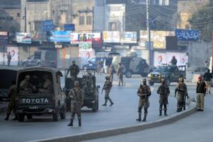 Tentara Pakistan mengamankan lokasi terjadinya bom bunuh diri di sebuah pasar di kota Rawalpindi, yang tak jauh dari sebuah basis militer. Serangan ini menewaskan sembilan orang dan melukai 18 orang lainnya.